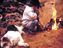 Bambino davanti al fuoco