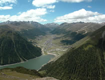 Vista  di Livigno con scorcio del lago